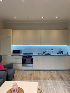 Frigorífico, horno, lavavajillas y hervidor eléctrico