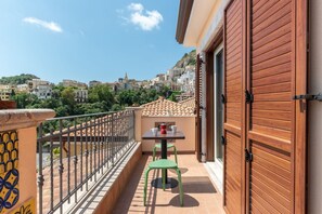 Outdoor dining - GuestHost - Comfortable 87 sqm apartment that can accommodate up to 4 people, located on the 2nd floor of a renovated building with lift (not suitable for people with disabilities). The property is located in a quiet area of Taormina, just a 10-minute wa (Taormina)