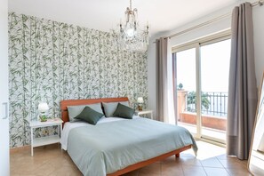 2 bedrooms, Internet - GuestHost - Comfortable 87 sqm apartment that can accommodate up to 4 people, located on the 2nd floor of a renovated building with lift (not suitable for people with disabilities). The property is located in a quiet area of Taormina, just a 10-minute wa (Taormina)