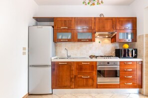 Microondas, horno, parrilla de estufa y lavavajillas