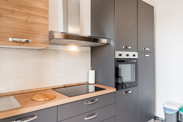 Kühlschrank, Herdplatte, Kochgeschirr/Geschirr/Besteck