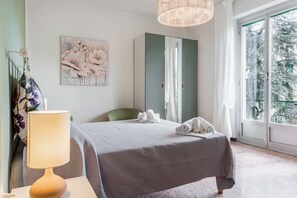 3 habitaciones, tabla de planchar con plancha, wifi y ropa de cama 