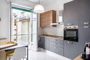 Fridge, stovetop, cookware/dishes/utensils - GuestHost - NEW! La Spezia Modern & Central Apartment x6 (La Spezia)