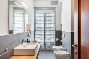 Regadera, secadora de cabello, bidet, toallas 