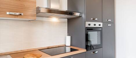 Réfrigérateur, surface de cuisson, vaisselle et ustensiles