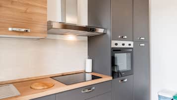 Kühlschrank, Herdplatte, Kochgeschirr/Geschirr/Besteck