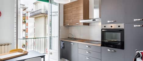 Refrigerador, placa de cocina, utensilios de cocina