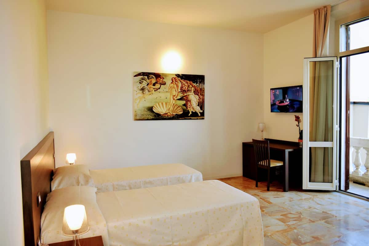 Habitación clásica con 1 cama matrimonial o 2 individuales, 1 cama Queen size | 1 habitación, minibar, caja de seguridad en la habitación y escritorio