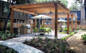 Outdoor dining - Houston Ritzy PinUp Nights 2/2.5 Bedroom Townhome (Houston)