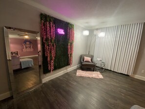 Interior - Houston Ritzy PinUp Nights 2/2.5 Bedroom Townhome (Houston)