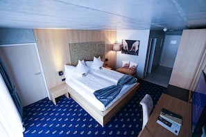 2 bedrooms, in-room safe, laptop workspace, blackout drapes