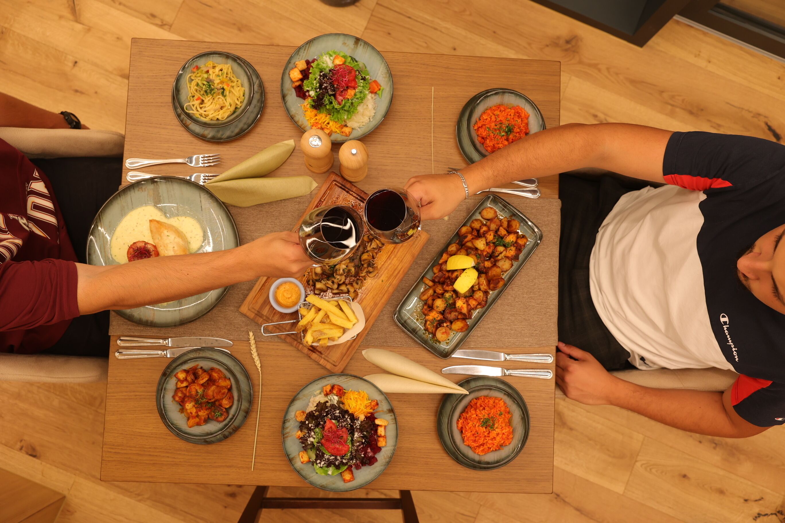 Une table à manger avec différents plats et ustensiles.