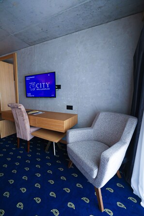 Värdeförvaringsskåp på rummet och arbetsyta för laptop