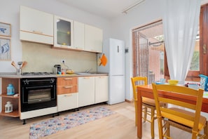 Frigorifero, microonde, forno, piano cottura