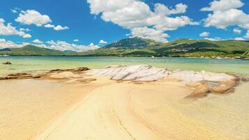 Una spiaggia nelle vicinanze
