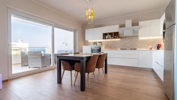 Frigorifero, forno, piano cottura, lavastoviglie