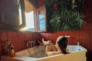 Dutxa, banyera d'hidromassatge, assecador de cabells i bidet 
