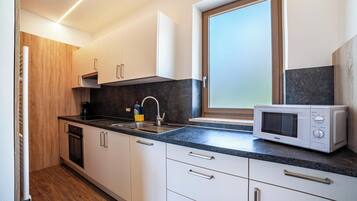 Een koelkast, een magnetron, een oven, een kookplaat