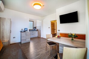 Dining - Apartment "Gartenheim Josef" with Mountain View, Shared Pool & Wi-Fi (Scena)