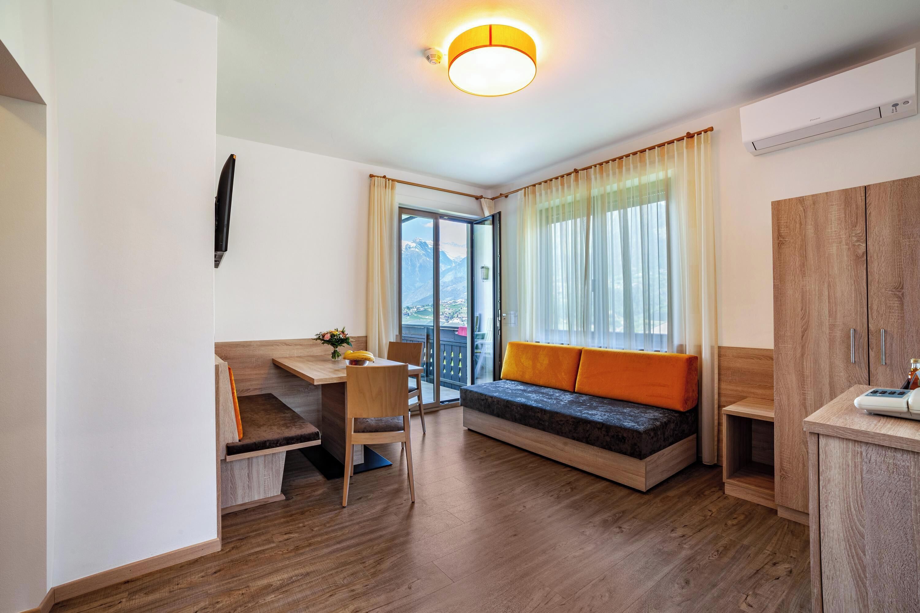 Fernseher, Tischtennisplatte