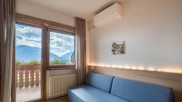 Fernseher, Tischtennisplatte