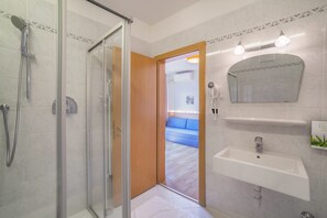 Een douche, een haardroger, handdoeken
