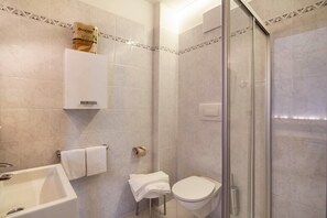 Suihku, ilmaiset hygieniatuotteet, hiustenkuivaaja, pyyhkeet