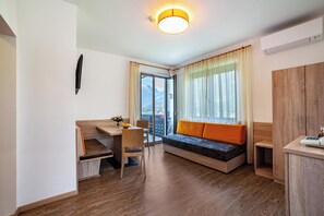 Een televisie en een tafeltennistafel