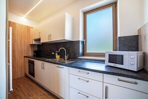 Frigorifero, microonde, forno, piano cottura