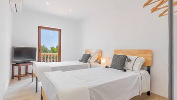 4 bedrooms, iron/ironing board, free WiFi, bed sheets