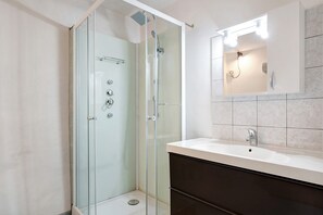 Shower, hair dryer, towels