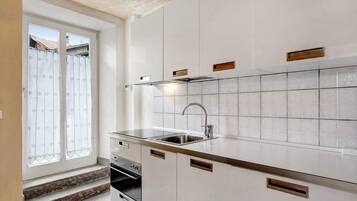 Frigorifero, forno, piano cottura, lavastoviglie