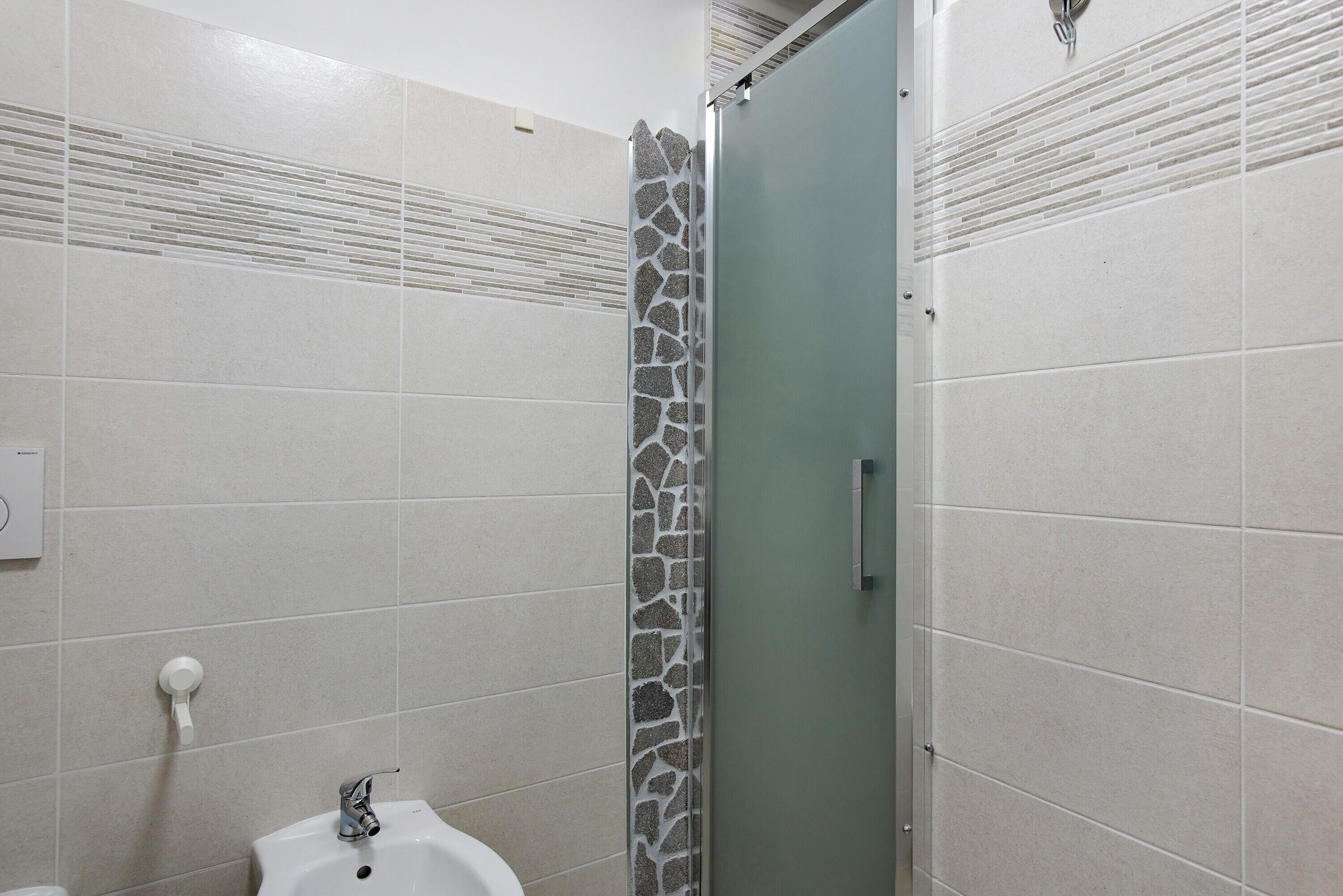 Douche, sèche-cheveux, serviettes fournies