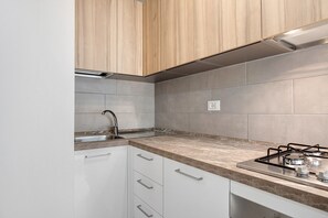 Frigorifero, forno, piano cottura, lavastoviglie