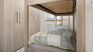 Un lit superposé avec une tête de lit en bois, une fenêtre donnant sur un radiateur et une porte blanche.