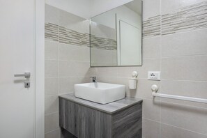 Dusj, hårføner og håndklær