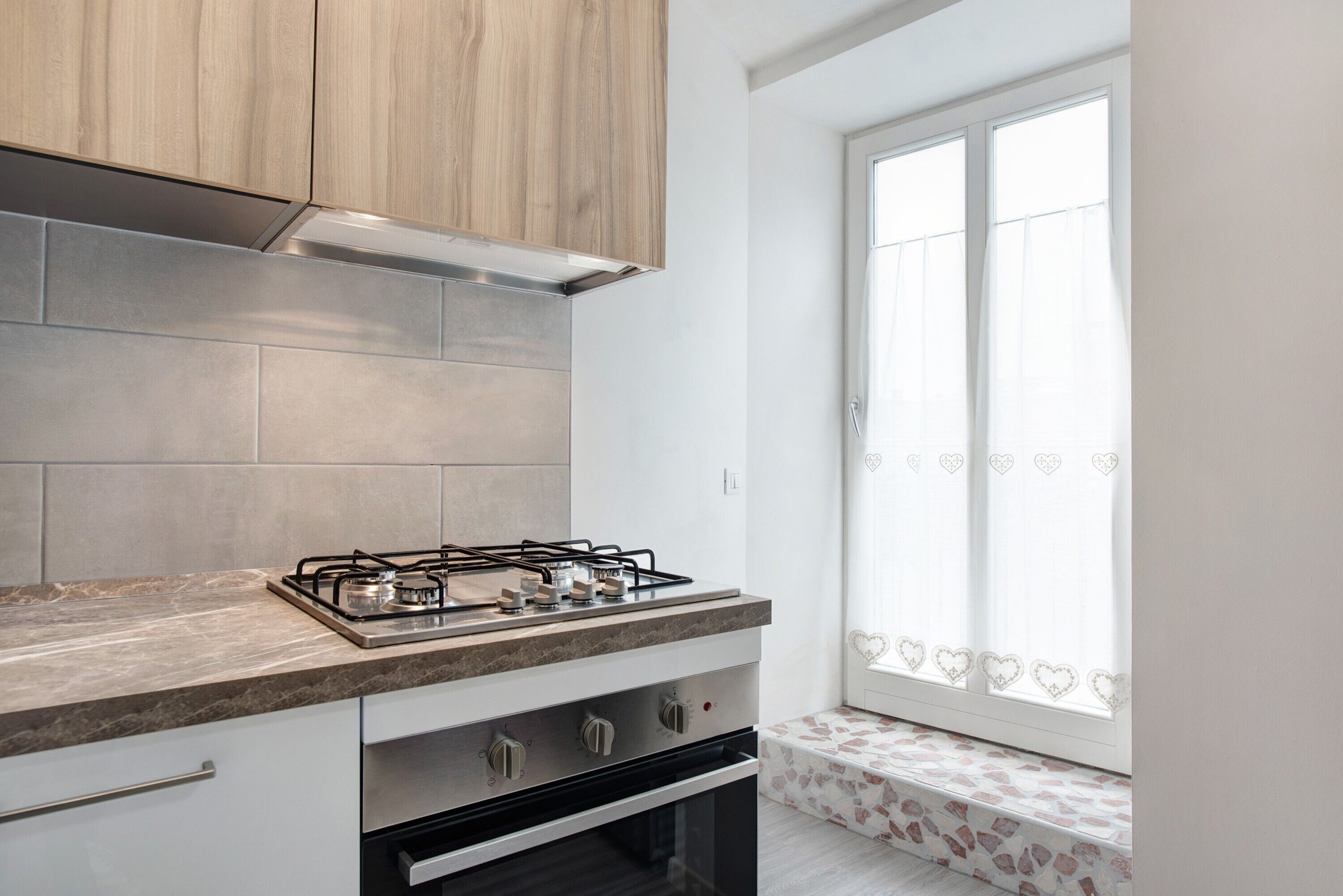 Frigorifero, forno, piano cottura, lavastoviglie