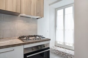 Réfrigérateur, un four, surface de cuisson, lave-vaisselle