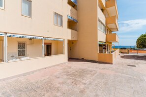 Exterior - Alice's Holiday Home with Sea View, Wi-Fi, and Air Conditioning (Otranto)