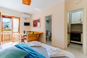 1 bedroom, iron/ironing board, free WiFi, bed sheets - Alice's Holiday Home with Sea View, Wi-Fi, and Air Conditioning (Otranto)