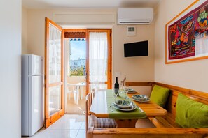 Dining - Alice's Holiday Home with Sea View, Wi-Fi, and Air Conditioning (Otranto)