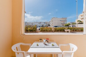 Outdoor dining - Alice's Holiday Home with Sea View, Wi-Fi, and Air Conditioning (Otranto)