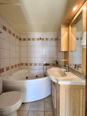 Badewanne, Haartrockner, Handtücher