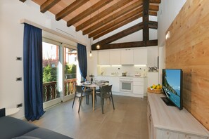 Interior - Apartment Al Segnavento Montese with Pool, Garden, and Wi-Fi (Toscolano Maderno)