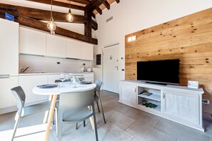 Dining - Apartment Al Segnavento Montese with Pool, Garden, and Wi-Fi (Toscolano Maderno)