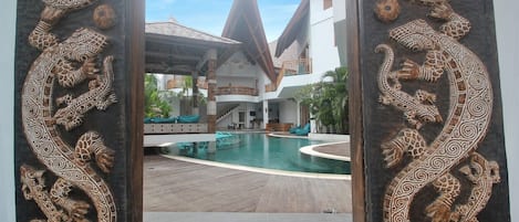 Una piscina al aire libre