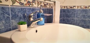 Duschwanne, Haartrockner, Bidet, Handtücher