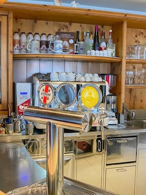 Bar (trong khuôn viên)