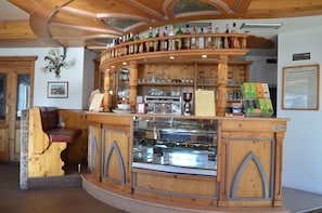 Bar (trong khuôn viên)