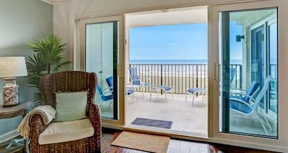 Awaken to Waves: Oceanfront Sunrise Paradise